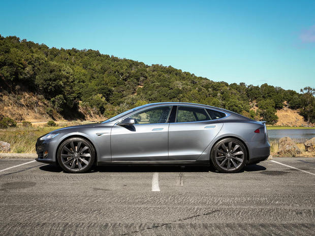 　Teslaの工場は独自のアルミニウムボディパネルのスタンピング設備を持っている。
