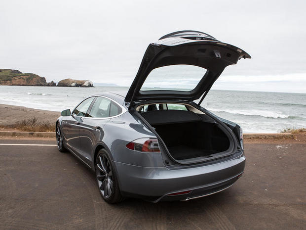 　Model Sは、トランクというよりリアハッチバックを備えるセダンだ。