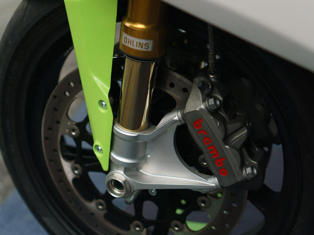 　前輪にあるBrembo製ブレーキとOhlins製サスペンション。