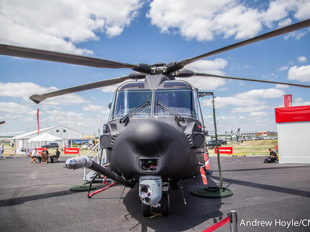 　このヘリコプターの前面には、地上をスキャンするカメラが固定されているほか、蝶の口さきのようなものも取り付けられている。これを使って、ほかの飛行機から空中給油を受けることができる。