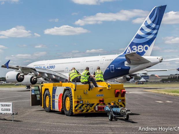 　空港の職員までもが大型機A380の飛行を見たがっていた。