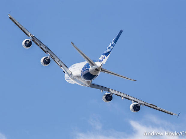 　A380がショー会場の上空に飛び立った。乗客も手荷物もなく、少量の燃料しか積んでいないので、機体は軽い。そのためパイロットは、乗客がいる通常の飛行よりも過激なパフォーマンスを行うことができた。
