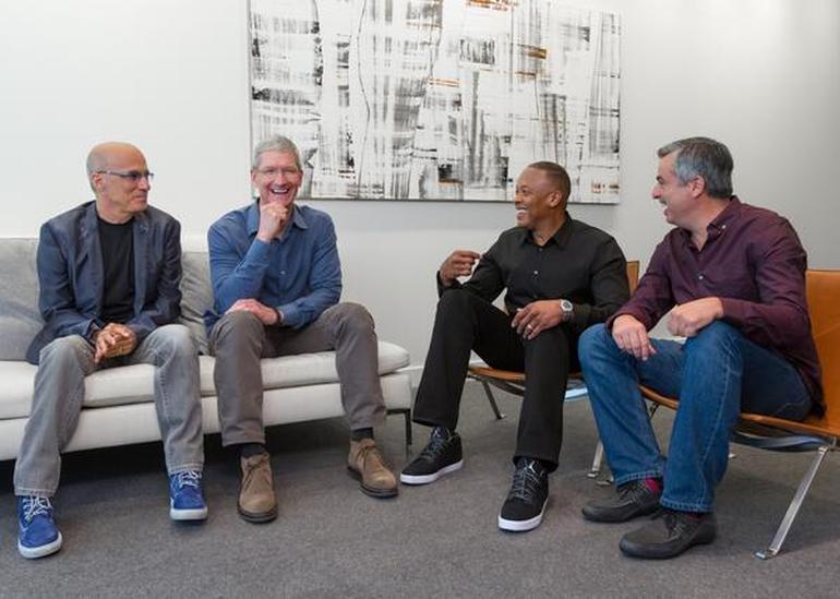 左より、Beatsの共同創設者Jimmy Iovine氏、Appleの最高経営責任者（CEO）Tim Cook氏、Beatsの共同創設者Dr. Dre氏、AppleのシニアバイスプレジデントEddy Cue氏