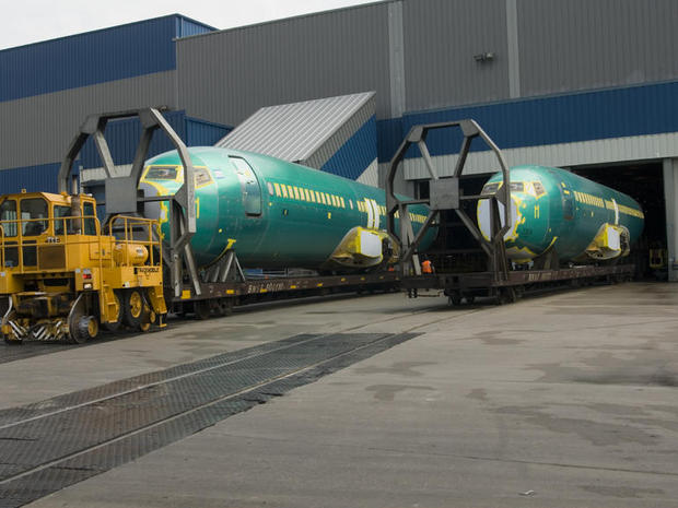　完成し、ワシントン州のBoeingへの輸送準備が整った737の機体2機がカンザス州ウィチタにあるSpirit Aerosystems工場の外に置かれている。