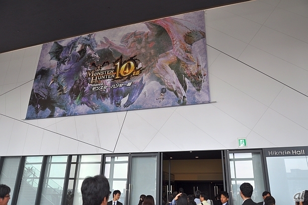 　8月2日から31日まで渋谷ヒカリエホールにて開催される「10周年記念モンスターハンター展」。これはカプコンの人気ゲーム「モンスターハンター」シリーズ10周年を記念した企画で、初のヒストリー展。アイディアスケッチや企画書などの開発資料の展示をはじめとして、10月11日発売予定の最新作「モンスターハンター4G」に登場する新メインモンスターの造作初展示など、注目度の高い展示会となっている。