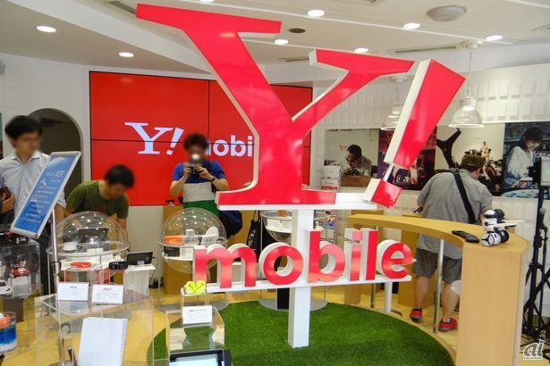 　「ワイモバイル 六本木 Internet Park」の店内。中央には巨大な「Y!mobile」のロゴ。