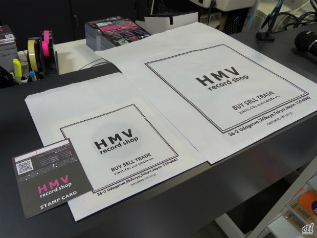 　HMV record shop 渋谷限定のスタンプカードと限定デザインのショッピングバッグ。購入金額2000円で、スタンプが1個押され、スタンプ数に応じて特典と引き換えられる。