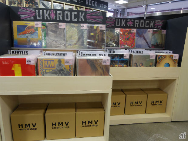 　1階はロックを中心にした品ぞろえ。中古レコード、CDのほか、ポータブルレコードプレーヤー、オーディオアクセサリーなども展示されている。