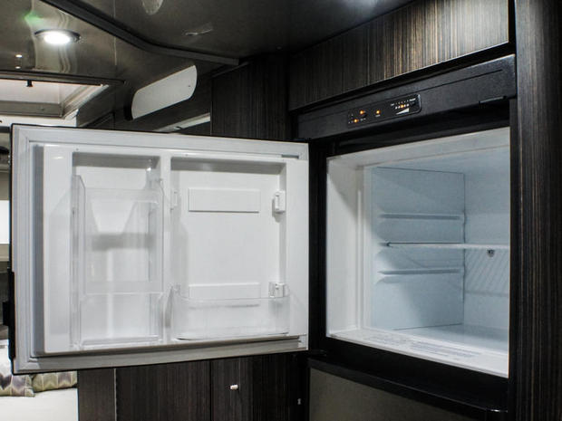 　冷蔵庫の上には冷凍庫がある。ユニット全体は、電源がない場所に止まっている時には、プロパンガスで稼働するようになっている。
