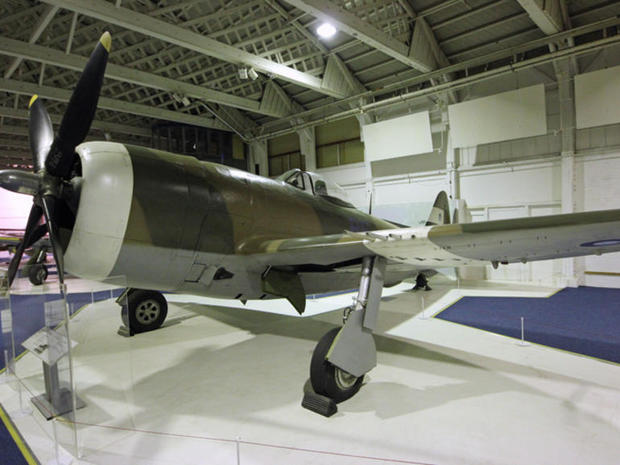 　Republicの「P-47 Thunderbolt」。がっしりとした機体に、0.50口径の機関銃を8丁搭載していた。さらに、このモデルは約908kgの爆弾を搭載することができた。強力な戦闘機で、（少なくとも名称に関しては）名機「A-10」の前代機だ。