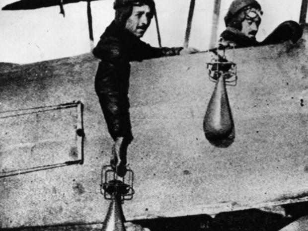 　航空機は監視用のマシンと考えられていたが、第1次大戦の間に兵器として実用されるようになった。1916年に撮影されたこの写真では、1918年に英空軍となる組織に属するパイロットが手にさげた爆弾をドイツ上空で投下しようとしている。