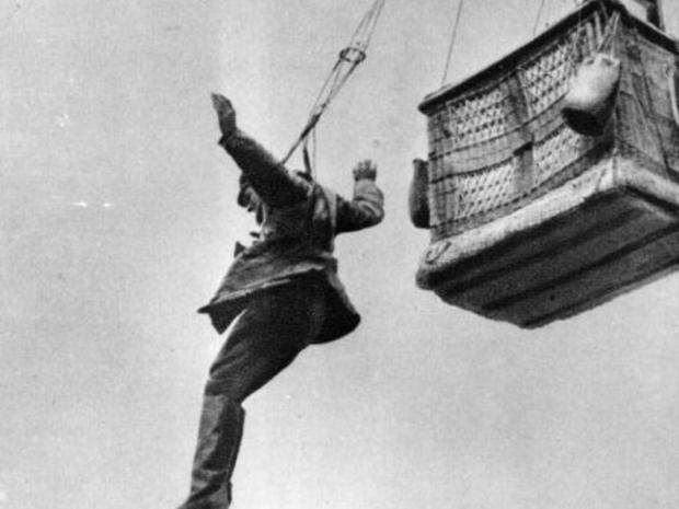 　第1次大戦の時代には、Zeppelin飛行船と同様に気球も偵察と監視に利用されることが多かった。この1918年の写真では、敵の攻撃で破壊された観測用気球からドイツ兵が飛び降りている。原始的なパラシュートにも注目してほしい。
