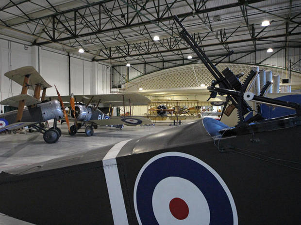 　この第1次世界大戦時の機体用の格納庫は「Grahame-White Factory」（グラハムホワイト工場）と呼ばれている（それ自体にも興味深い物語がある）。筆者が訪れたときは第1次世界大戦開戦100周年に向けて改修されている最中だった。

　一番手前の機体は、「Sopwith 1 1/2 Strutter」だ。