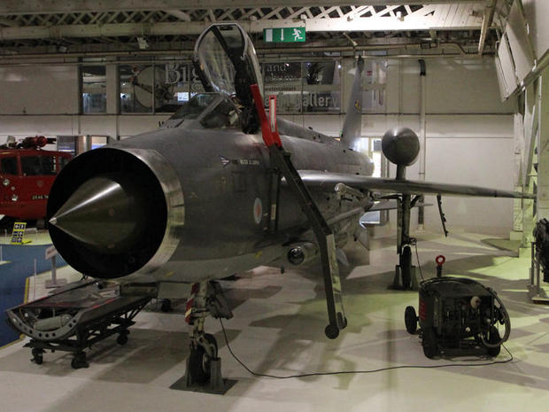　「BAC Lightning F.6」は、翼の上に燃料タンクがあるという珍しい設計になっている。