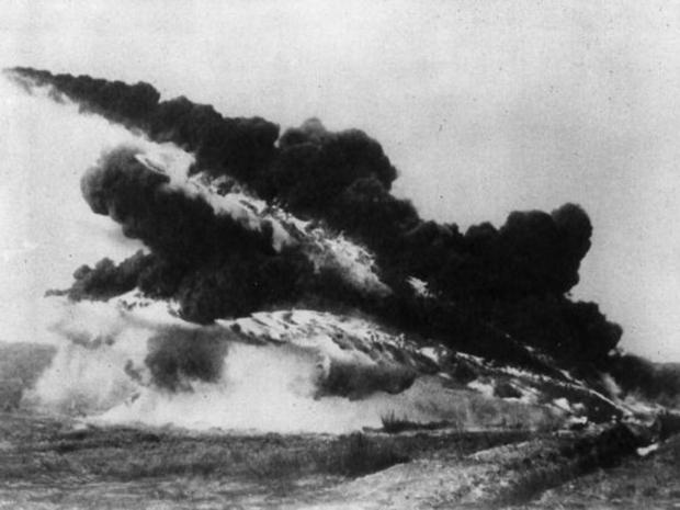 　火炎放射器は第1次大戦で初めて使用された。塹壕戦で敵を一掃するのが目的で、これらの初期型は数10mにわたって黒煙と火炎を放つことができた。これは1917年に撮影された火炎放射器の写真。