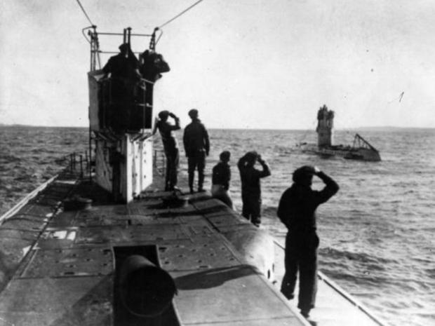 　潜水艦は第1次大戦の前に発明されていたが、敵艦に対する攻撃に広く利用されるようになったのはこのときからである。

　1915年のこの写真は、地中海沿岸でドイツの潜水艦「U35」と「U42」が浮上したところだ。
