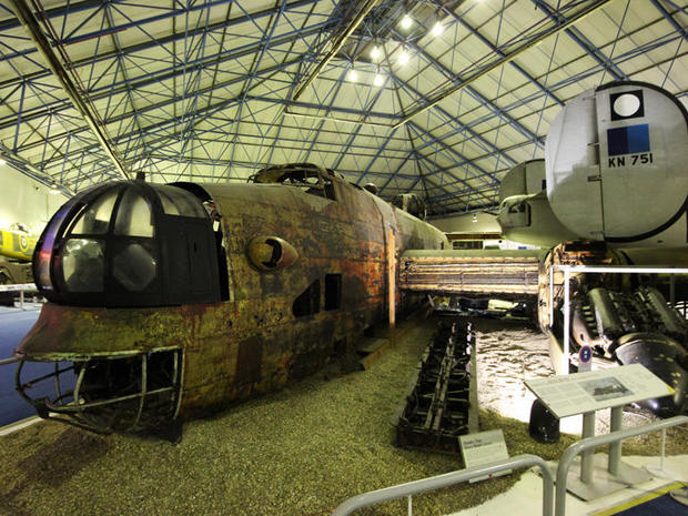 　広大な「Bomber Hall」（爆撃機の展示ホール：その性格上、大きく作らざるを得ないのだろう）には、象徴的な飛行機や滅多に見られない飛行機が展示されている。この写真は、胴体着陸後にノルウェーの湖から引き揚げられた「Handley Page Halifax」だ。