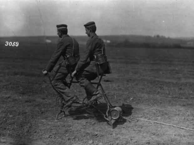 　1914年のこの写真に写っているのはドイツの発明品だ。改造した二人乗り自転車で発電し、防空気球と呼ばれた小型気球を満たす。