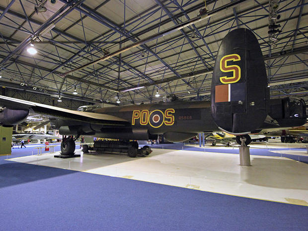 　爆撃機の格納庫の中心には、印象的な巨大さの「Avro Lancaster」が展示されている。筆者は（今回の見学ツアーの前にも）B-17やB-24を間近で見たことがあるが、どちらもLancasterの巨大さにはかなわない。