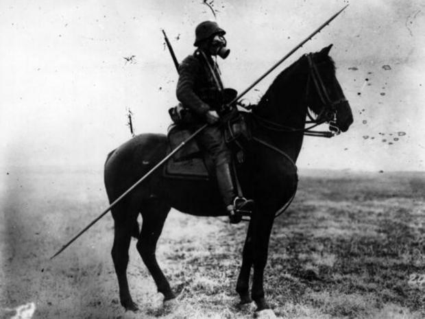 　第1次大戦は、古いものと新しいものが交錯した戦争と評されることも多い。革新的な技術が、古くからの戦闘手段と併用されていたからだ。

　そうした新旧混在を捉えているのが1917年に撮影されたこの写真で、ドイツの騎兵がガスマスクを着用しつつ、手には長い槍のようなものを持っている。
