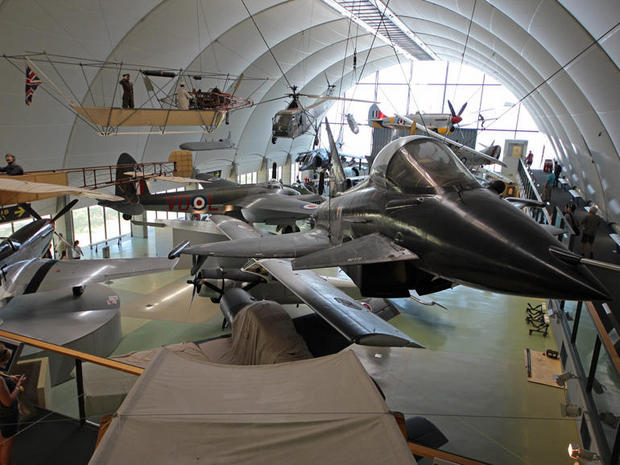 　「Milestones of Flight Hall」（マイルストーン館）には多種多様な飛行機が展示されている。写真に最も大きく写っているのは「Eurofighter Typhoon」で、左端は「P-51D Mustang」だ。