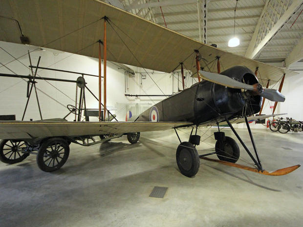 　「Avro 504k」（車輪止めは平凡だ）は開戦当初に使われたが、ほどなくして、より高性能な飛行機に取って代わられた。