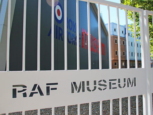 　1972年に開館した英空軍博物館（RAF博物館）では、5棟の格納庫に過去100年間の軍用機が収められている。復元された第1次世界大戦当時の戦闘機や水上機、第2次世界大戦時の戦闘機や爆撃機、冷戦初期のジェット機、「Harrier」「F-35」などだ。

　筆者は多くの航空博物館を訪れてきたが、英空軍博物館には初めて見る飛行機がいくつも展示されていた。その多くは、同博物館にしか残っていないものだ。ロンドンに行く機会があったら、ぜひヘンドンを訪れてほしい。何といっても、入館料が無料だからだ。

　車を使わない場合は、ノーザン線のコリンデール駅から少し歩けば同博物館の敷地に到着する。駅から歩いて15分程度だ。