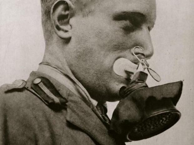 　ガスが初めて兵器として使用されたのも、第1次大戦でのことだった。戦闘中の兵士を保護するために、単純なガスマスクや人工呼吸器が何種類か製造された。

　この写真は、1910年代に身元不詳のドイツ兵が初期型のガスマスクを着用しているところ。
