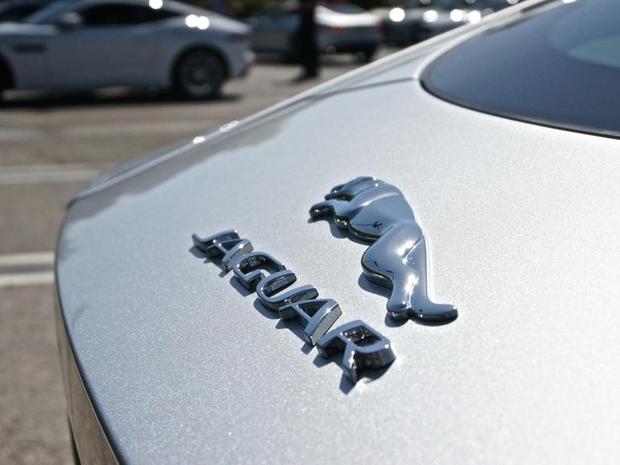 Jaguar F-Type Coupe S 2015年モデル

　「F-Type Coupe R」のエンジンベイは「F-Type Convertible V8 S」とほぼ同じだが、1つ大きな違いがある。同Coupeの5リッターV-8エンジンの最高出力は550馬力で、Convertibleより55馬力高い。