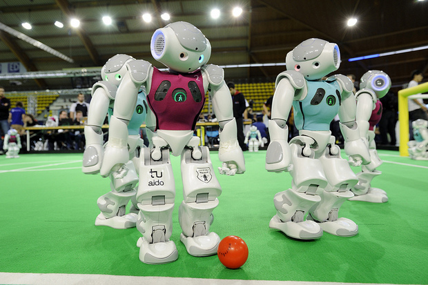 サッカーをするロボット

　1997年に設立されたRoboCupは、サッカーをプレーするロボットを2050年までに開発することを目標としている。年1回の大会では、ロボットは小さなサッカー場で互いに対戦する。2014年の大会はブラジルで開催された。RoboCupは、ロボットにサッカーをさせることは難しいが、ロボットの構造やソフトウェアを革新的な方法で前進させることになると述べている。