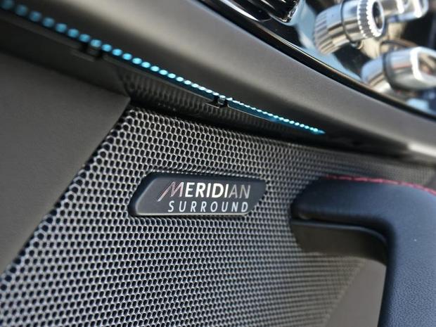 Jaguar F-Type Coupe R 2015年モデル

　選択したモデルとオプションによって、F-Type CoupeのMeridianオーディオシステムは、380ワット、10スピーカー、または770ワット、12スピーカーとなる。しかし、最高のオーディオを提供するのは「Sport Active Exhaust」だ。これは排気バイパスバルブを開いて、より大きな音を出す。