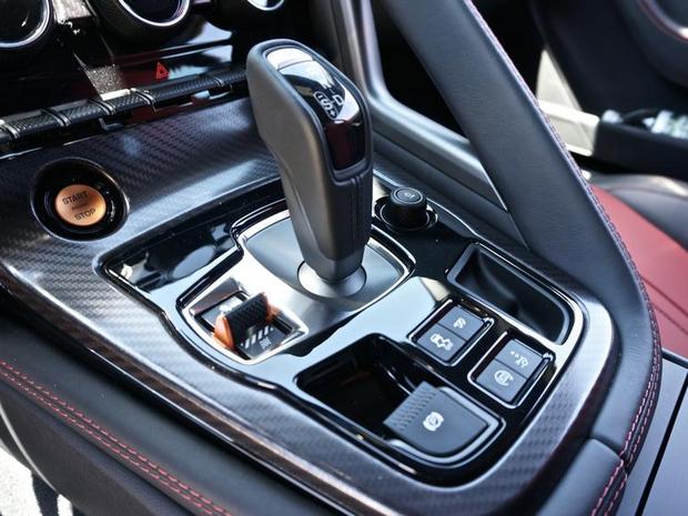 Jaguar F-Type Coupe R 2015年モデル

　中央のコンソールは、さまざまなコントロールが小さな面積に詰め込まれているが、重要なものは銅色に色分けされているので見つけやすい。