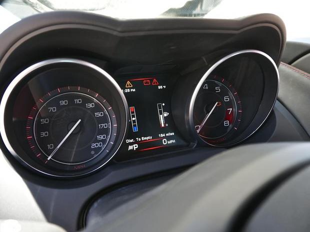 Jaguar F-Type Coupe R 2015年モデル

　計器盤はシンプルで、中央にはLCDが配置されている。このLCDには、ターンバイターンのナビゲーションなどの追加情報が表示される。