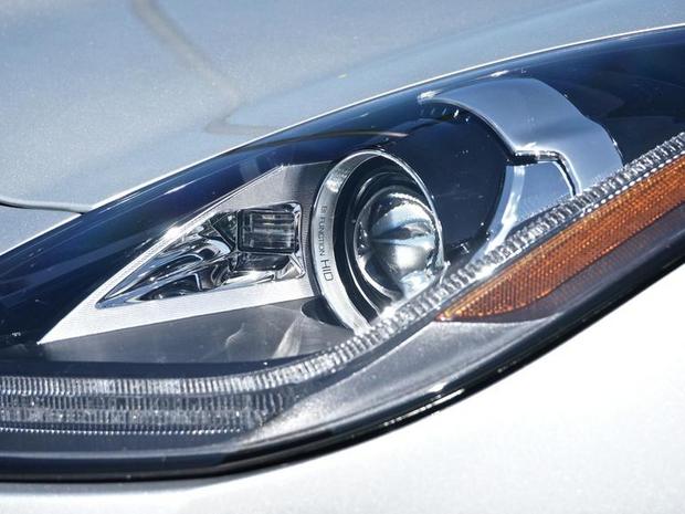 Jaguar F-Type Coupe S 2015年モデル

　本記事で紹介する車体には、オプションのビジョンパッケージが搭載されていた。同パッケージでは、アダプティブHIDヘッドライト、死角監視システム、後部カメラが追加される。