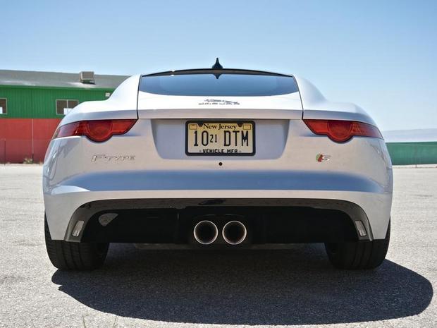 Jaguar F-Type Coupe S 2015年モデル

　駐車してスポイラーが収納された状態だと、後部はすっきりして見える。
