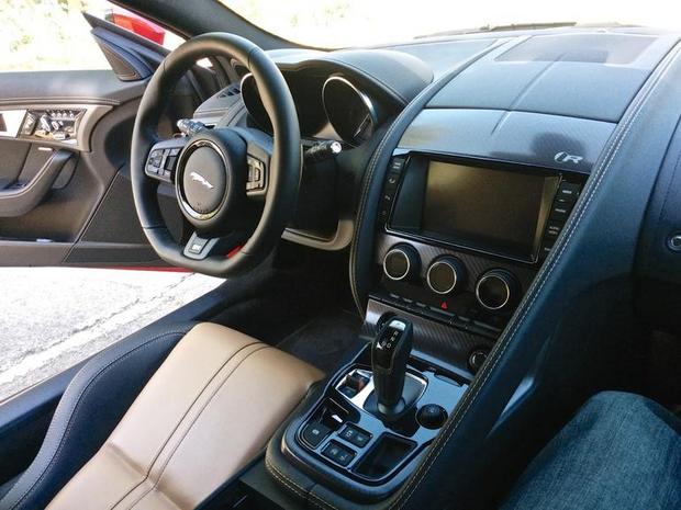Jaguar F-Type Coupe R 2015年モデル

　運転手に配慮したツーシーターの内部はConvertibleに非常によく似ている。