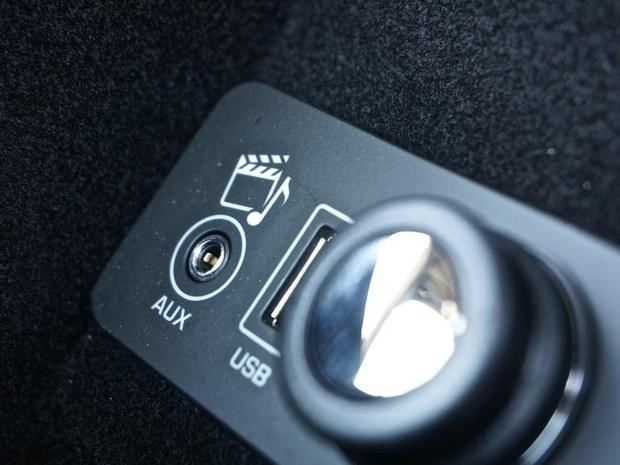 Jaguar F-Type Coupe R 2015年モデル

　標準のオーディオソースには、AUX入力端子、「iPod」操作に対応するUSBポート、オーディオおよびハンズフリー通話用のBluetooth、CD再生がある。HDおよびSIRIUS衛星ラジオはオプションだ。