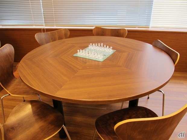 　とあるテーブルの上にはチェス盤。