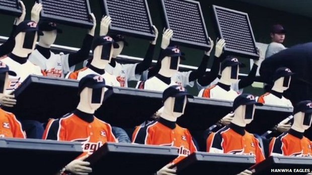 野球ファン

　韓国のプロ野球チームであるハンファ・イーグルスは、本物の人々に試合に来てもらうことができそうもなかったため、ファンの応援を作り出すための別の方法を編み出した。このロボットは、声援を送ったり、応援歌を歌ったり、ウェーブを作ったりすることができる。本当だ。現地に試合を見に行くことができない人々がこのロボットをコントロールすることも可能だ。ファンが顔をロボットにアップロードして、自分が実際にそこにいるかのようにすることまでできる。