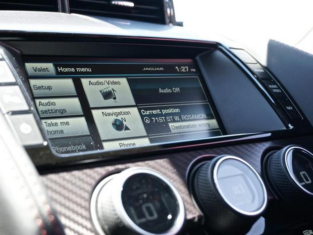 Jaguar F-Type Coupe R 2015年モデル

　Jaguarの標準機能であるナビゲーションおよびインフォテインメントシステムには、標準のタッチスクリーンからアクセスできる。