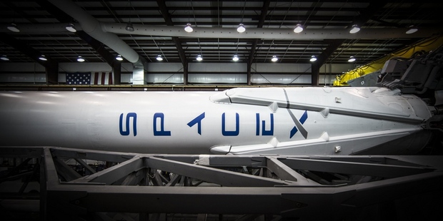 SpaceX

　SpaceXは、Elon Musk氏によって設立された民間宇宙輸送企業だ。同社は上の写真に写っている「Falcon 9」などの乗り物を設計し、製作した。