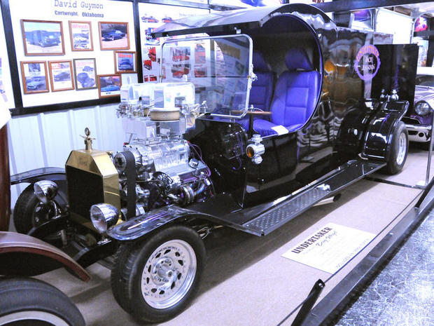 　これはDoug Weigel氏が製作した「Undertaker」だ。1913年型「Model T C-Cab Truck」がベースになっているが、改造された完全鋼鉄製の車体の内側に、オリジナルのFord製部品は1つもない。スーパーチャージャー付きの350スモールブロックエンジンと、Weigel氏がカスタマイズしたインテークを搭載する。