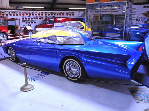 　「Predicta」は、Starbird氏が改造し、デザインし直した1956年型「Ford Thunderbird」だ。同博物館によると、歴史上最も有名なカスタムカートップ3の1つに選出されたという。

　同博物館は、Predictaがバブルトップを初めて採用したカスタムカーだとしている。Chryslerの1957年型「Hemi」エンジンとChryslerのオートマチックトランスミッションを搭載。車体はすべて板金でできており、車台にはクロムメッキが施されている。

　この車を基にしたキットは50万個以上販売された。