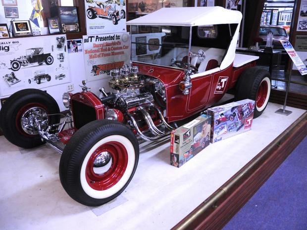 　同博物館が所有するMonogramの「Big T」。1961年にDarryl Starbird氏によって製作された。ベースは「Model T Roadster」ピックアップトラックで、283 Chevyエンジンを搭載する。車台の全体にクロムメッキが施されており、内側は白色のノーガハイド張り。Predator Performanceが2005年に復活させた。