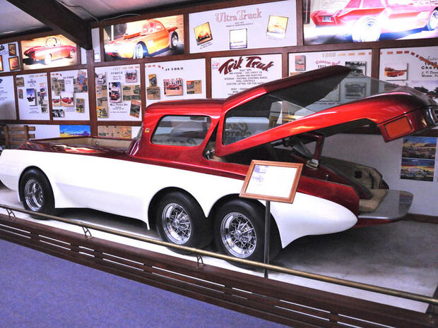 　オクラホマ州アフトン発--1954年、Darryl Starbird氏はカンザス州ウィチタでカスタムカーの製作を始めた。ほどなくしてStarbird氏は世界で最も有名なホットロッド製作者の1人となり、全米各地で数多くの自動車ショーのプロデューサーも務めるようになった。

　同氏は現在、オクラホマ州北東部のこの小さな集落に住み、National Rod & Custom Car Hall of Fame Museum（米ロッド＆カスタムカー殿堂博物館）の館長を務めている。同博物館は、クリエイティブな自動車のデザインと改造、そしてそれを最もうまく行う人々をたたえてきた。

　米CNETは、幹線道路から脇道にそれて同博物館を訪れた。

　Starbird氏の手で1995年に開館した同博物館の目的は、このジャンルのファンが訪れ、同氏が所有する26台の自動車に加えて、この分野の第一人者たちが製作した数多くの自動車を見学できる場所を提供することだ。

　これはDarryl Starbird氏の「Trik Truk」だ。Chevroletの1980年型バンをベースに製作された。全体が板金で手作りされており、スーパーチャージャーおよび燃料噴射装置付きの350 Chevy V8エンジンをミッドシップで搭載する。House of Kolorのキャンディブランデーワインとパールホワイトで塗装されている。