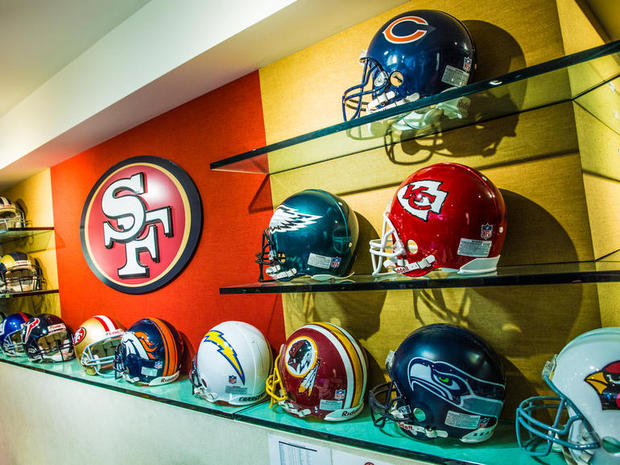　SAP Performance Centerのエクゼクティブオフィスへと通じる受付には、対戦相手のヘルメットが並べられている。49ersと対戦する週に、そのチームのヘルメットが、中央に置かれるようになっている。