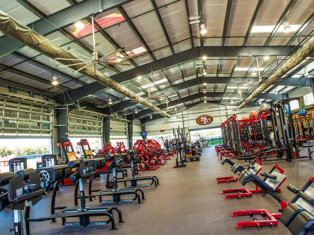 　49ersの新しいトレーニング施設はスタジアムに隣接するSAP Performance Center内にある。この素晴らしいトレーニング施設は、ガレージで使われているシャッターのような扉を開けると練習グランドに直結している。