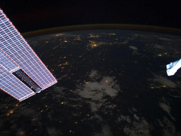 ミャンマー

　明かりが少ない別の国として、この写真は、ISSの一部とともにミャンマーを撮影している。明かりが所々にしかない。
