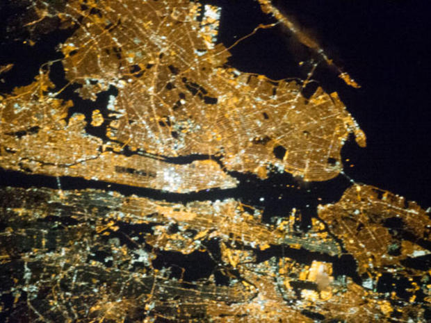 ニューヨーク市

　これは、抜け目のない都会っ子には特に間違えようがない写真で、ニューヨーク市を撮影している。マンハッタンのミッドタウンの明るい光が写真中央の左にあり、暗い四角のように見えるセントラルパークがそのちょうど左にある。
