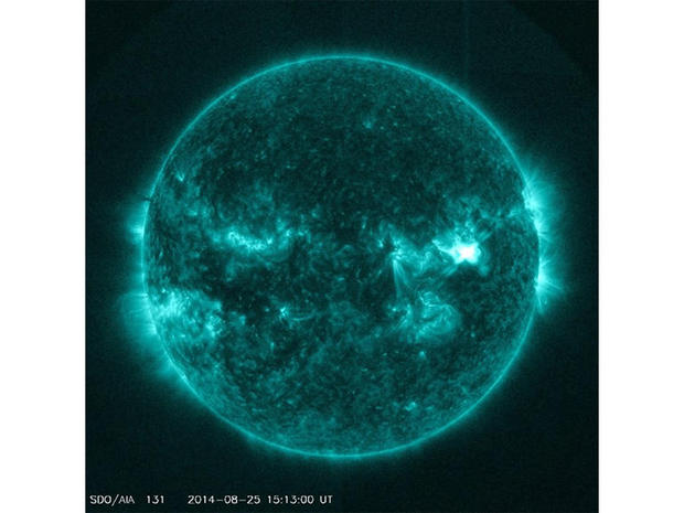 　M2.0を記録し、8月25日にピークに達した2回目のフレアは、数日で4番目のMクラスのCMEとなった。この131オングストローム波長画像はSDOが撮影し、Region AR2146から上がるフレアを示す。同フレアは太陽の中央の少し右に表示されている。